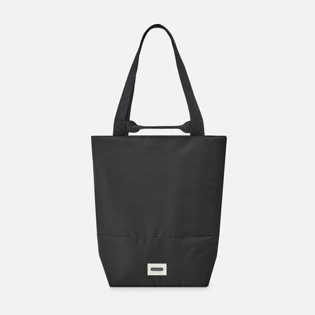 Black+Blum isolert handlenett Black i polyester sett forfra med firkantet logo på bunnen