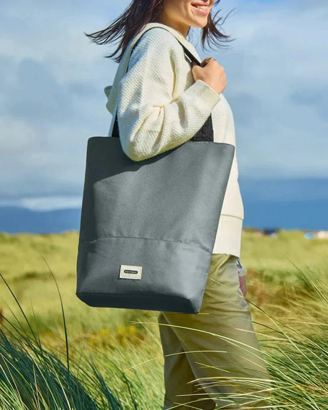 Black+Blum isolert handlenett Black i polyester i bruk av person på gresskledd område
