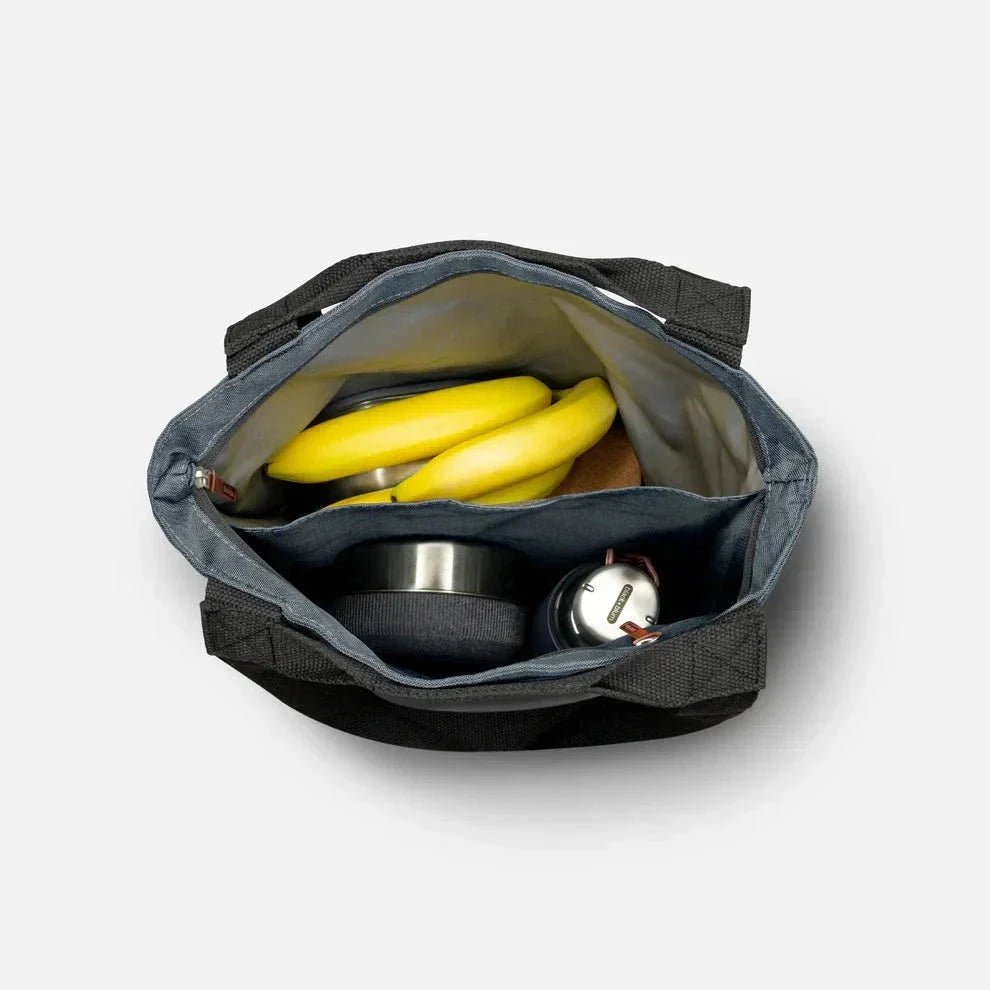 Black+Blum isolert handlenett Slate i polyester, sett ovenfra med bananer og matboks inni