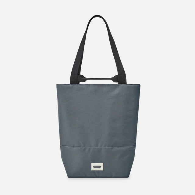 Black+Blum isolert handlenett Slate i polyester, sett forfra med sorte bærehåndtak Suztain.no