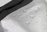 Black+Blum isolert handlenett Slate i polyester, nærbilde av overflaten med vanndråper