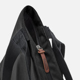 Black+Blum isolert handlenett Slate i polyester, nærbilde av glidelåsen med brunt merkelapp