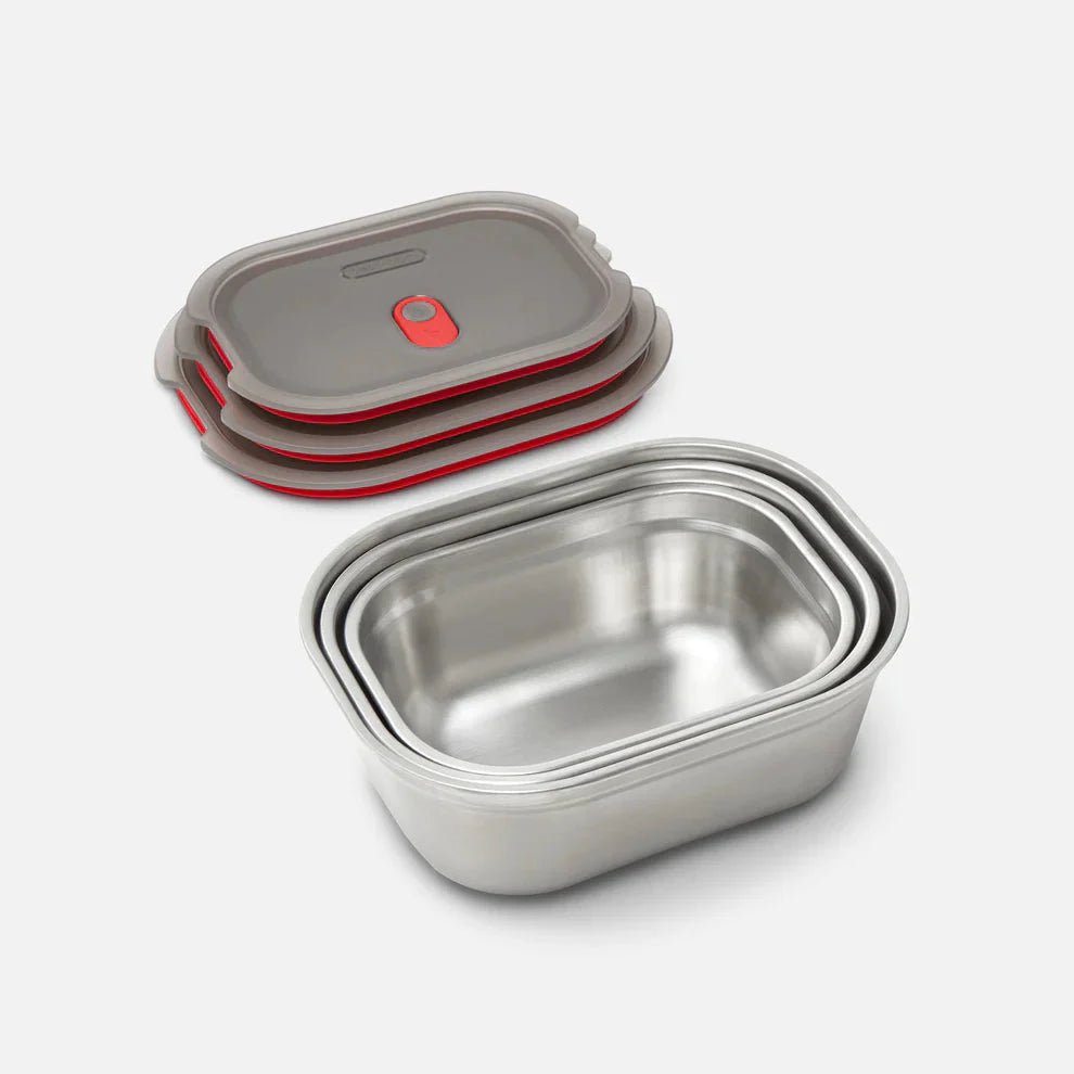 black+blum Matboks 1200ml sølv i rustfritt stål, med lokk i grå og rød silikon, sett fra siden