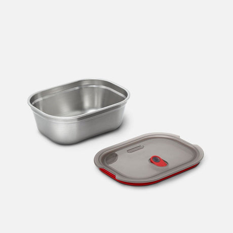 black+blum matboks 900ml grå i rustfritt stål, med løst lokk i grå silikon og rød kant