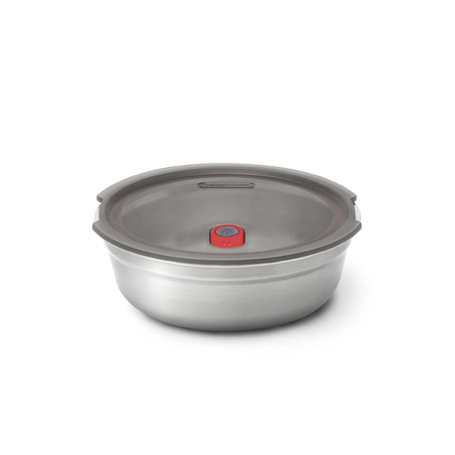 black+blum Matboks Rund 650ml Sølv i rustfritt stål, sett fra siden med lokk og rød ventil Suztain.no