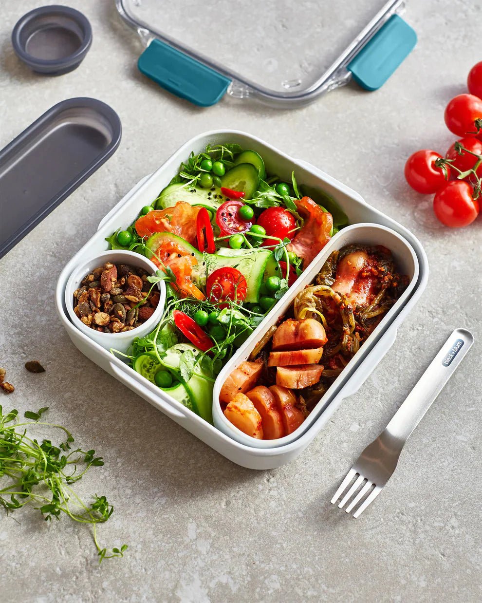black+blum matboks Original 1L Ocean i plast med mat og gaffel, sett fra skrått ovenfra