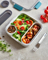 black+blum matboks Original 1L Ocean i plast med mat og gaffel, sett fra skrått ovenfra