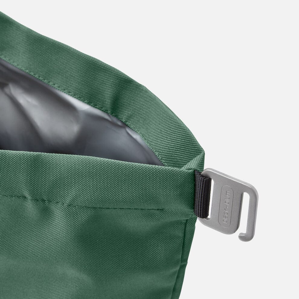 Black+Blum matpose 6,7 L Clay i resirkulert PET, nærbilde av karabinkrok og rulletopp