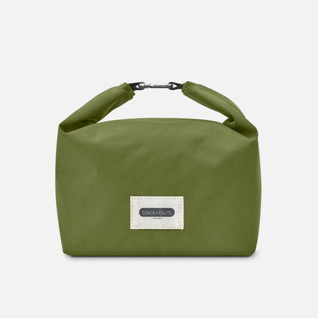 Black+Blum Matpose 6,7L Moss i resirkulert PET sett forfra med logo på midten