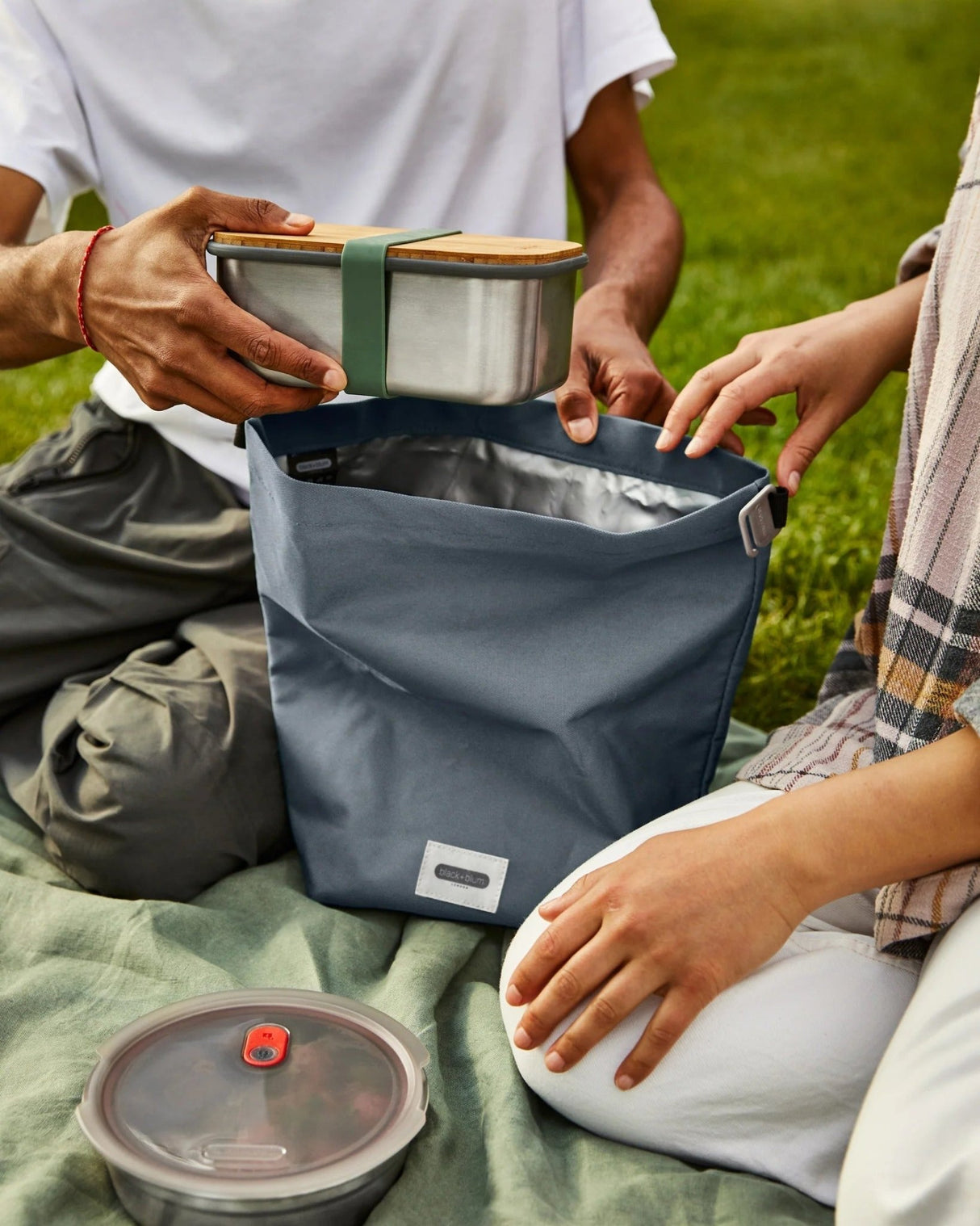 black+blum Matpose 6,7L Skifer i polyester i bruk, med en matboks som legges ned i posen