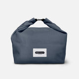 Black+Blum Matpose 6,7L Skifer i polyester sett fra siden med logoen sentrert på forsiden