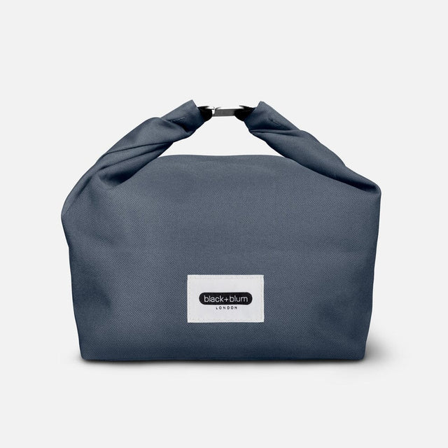 Black+Blum Matpose 6,7L Skifer i polyester sett fra siden med logoen sentrert på forsiden Suztain.no