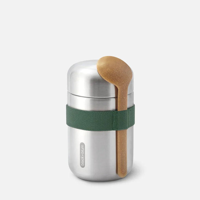 black+blum mattermos 400ml Olive i rustfritt stål, med skje og grønn strikkbånd, sett forfra Suztain.no