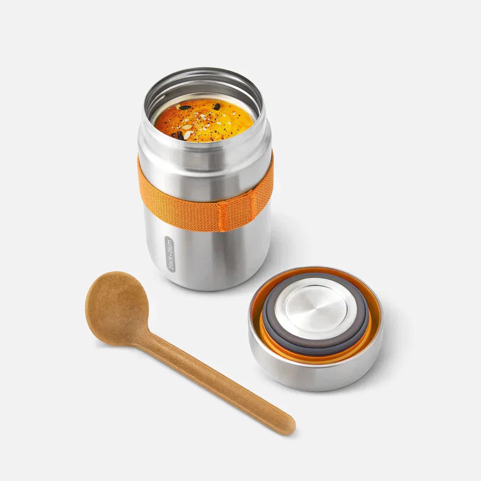 black+blum mattermos 400ml Olive i rustfritt stål, med skje og lokk ved siden av, fylt med suppe