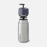 Black+Blum termokopp 340 ml Ocean i rustfritt stål, med lokket delvis skrudd av og vist fra siden
