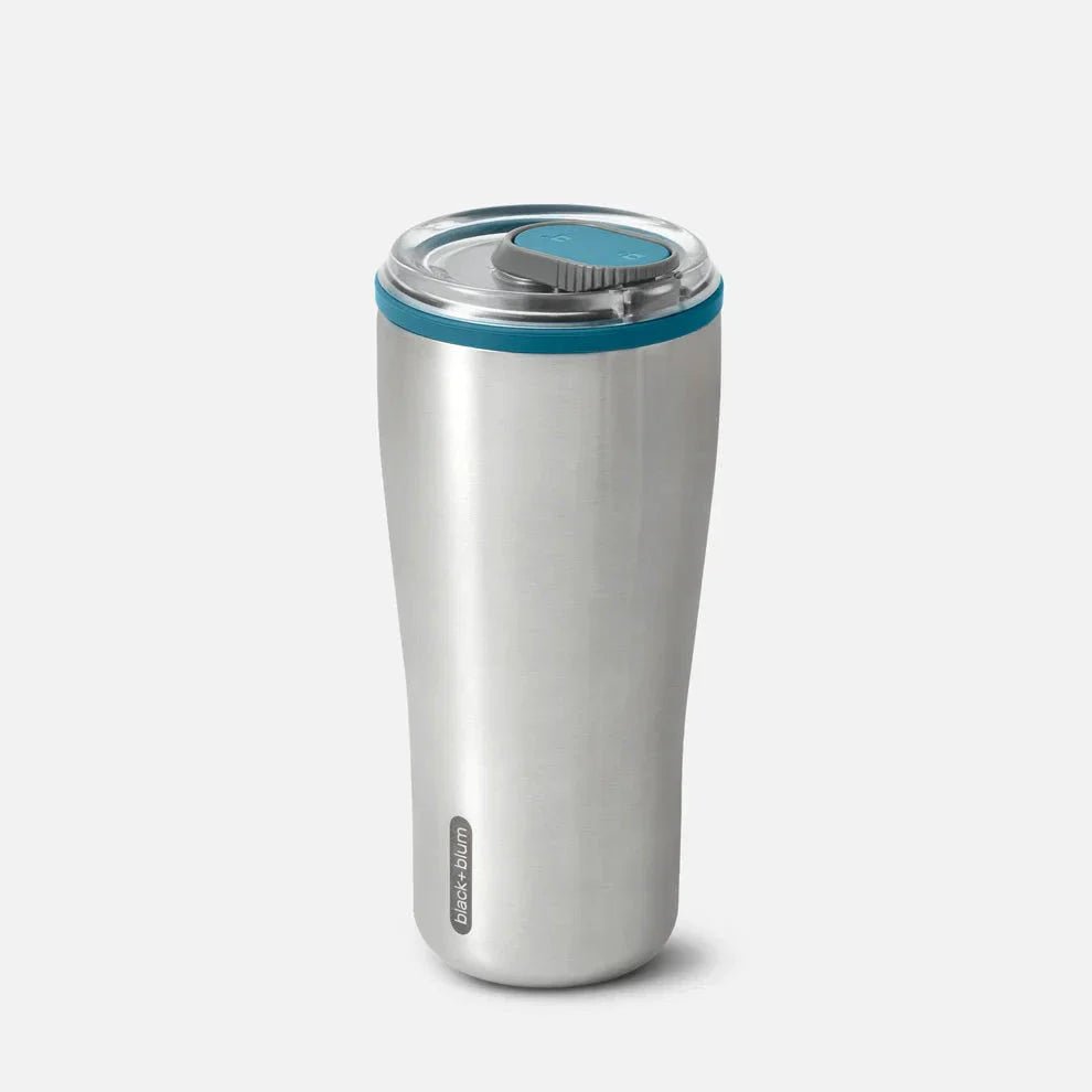 Black+Blum Termokopp Tumbler Ocean i rustfritt stål, sett fra siden med logo på nedre del