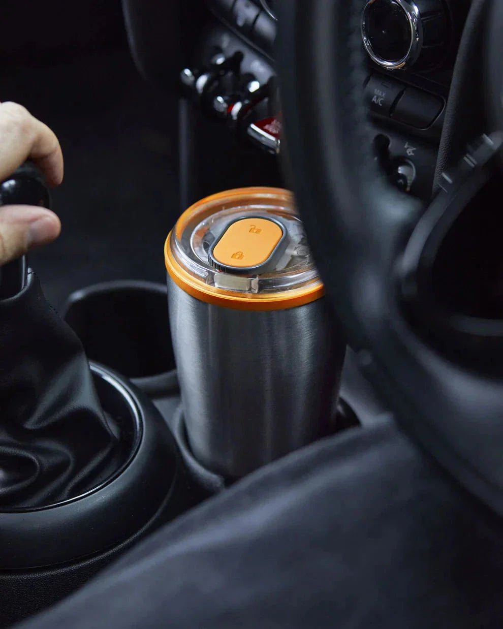 black+blum Termokopp Tumbler Olive i rustfritt stål og plast, plassert i en koppholder i bil