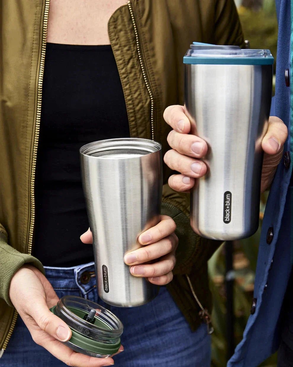 black+blum Termokopp Tumbler Olive i rustfritt stål og plast, to kopper i bruk utendørs