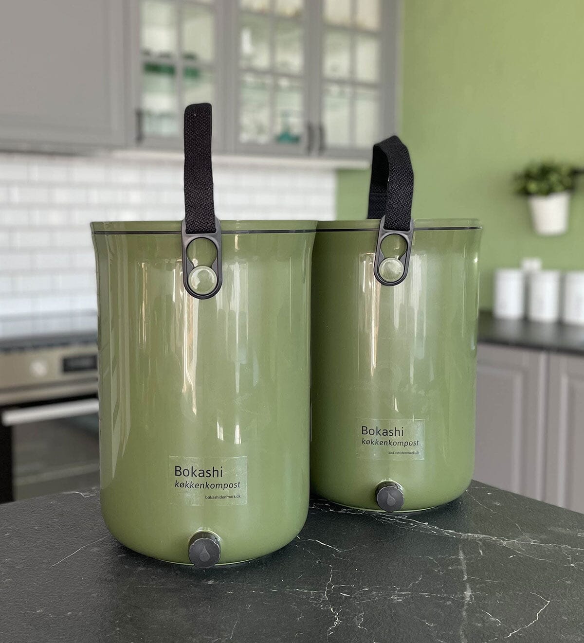 Bokashi Kompostbøtte 2.0 i khaki resirkulert plast med bærestropper, to varianter side ved side