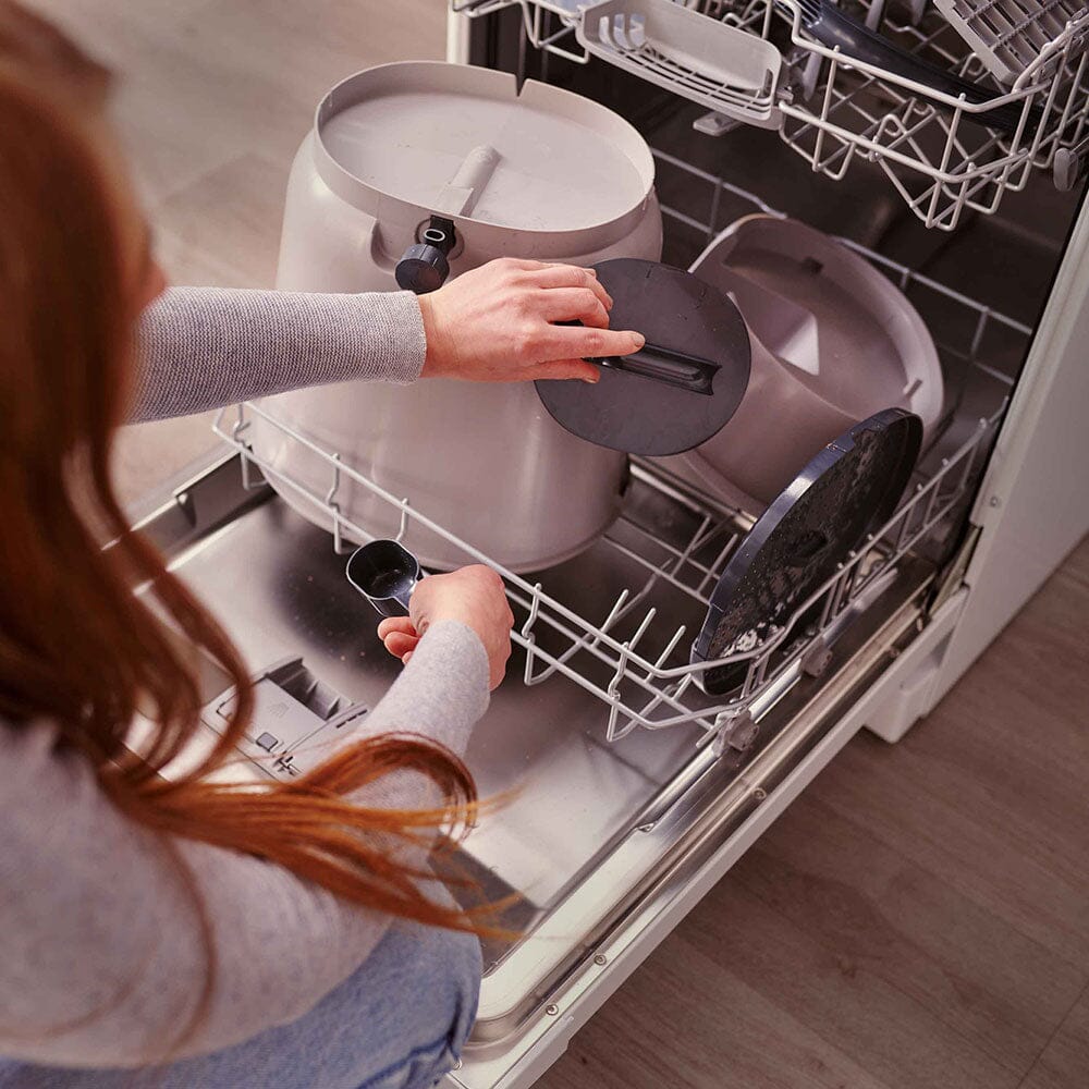 Bokashi Essence Kompostbøtter i grå plast, to stykker plassert i oppvaskmaskin, med lokk og tilbehør