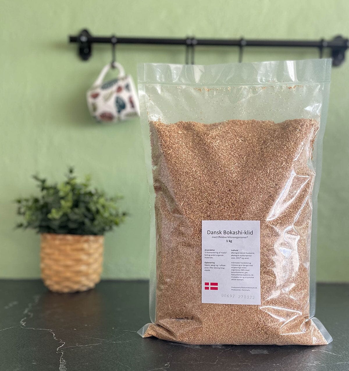 Bokashi Bokashistrø 1kg i gjennomsiktig plastpose stående på kjøkkenbenk, sett forfra