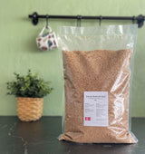 Bokashi Bokashistrø 1kg i gjennomsiktig plastpose stående på kjøkkenbenk, sett forfra