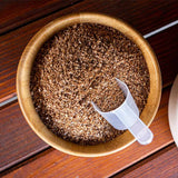 Bokashi Bokashistrø 1kg i trebolle med hvit måleskje på trebord, sett ovenfra