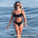 Comfydence Sunshine Bikini menstruse, svart, i stoff, i bruk i vannet med størrelsesinformasjon