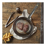 de Buyer Mineral B stekepanne Ø28 cm i grått karbonstål, i bruk med biff og pommes frites
