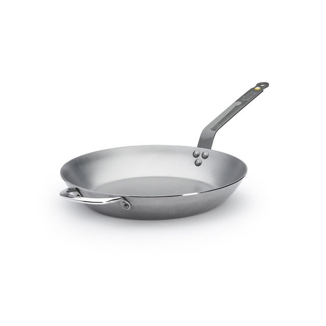 de Buyer Mineral B stekepanne Ø32 cm i karbonstål, sett skrått forfra med langt håndtak og mothåndtak Suztain.no