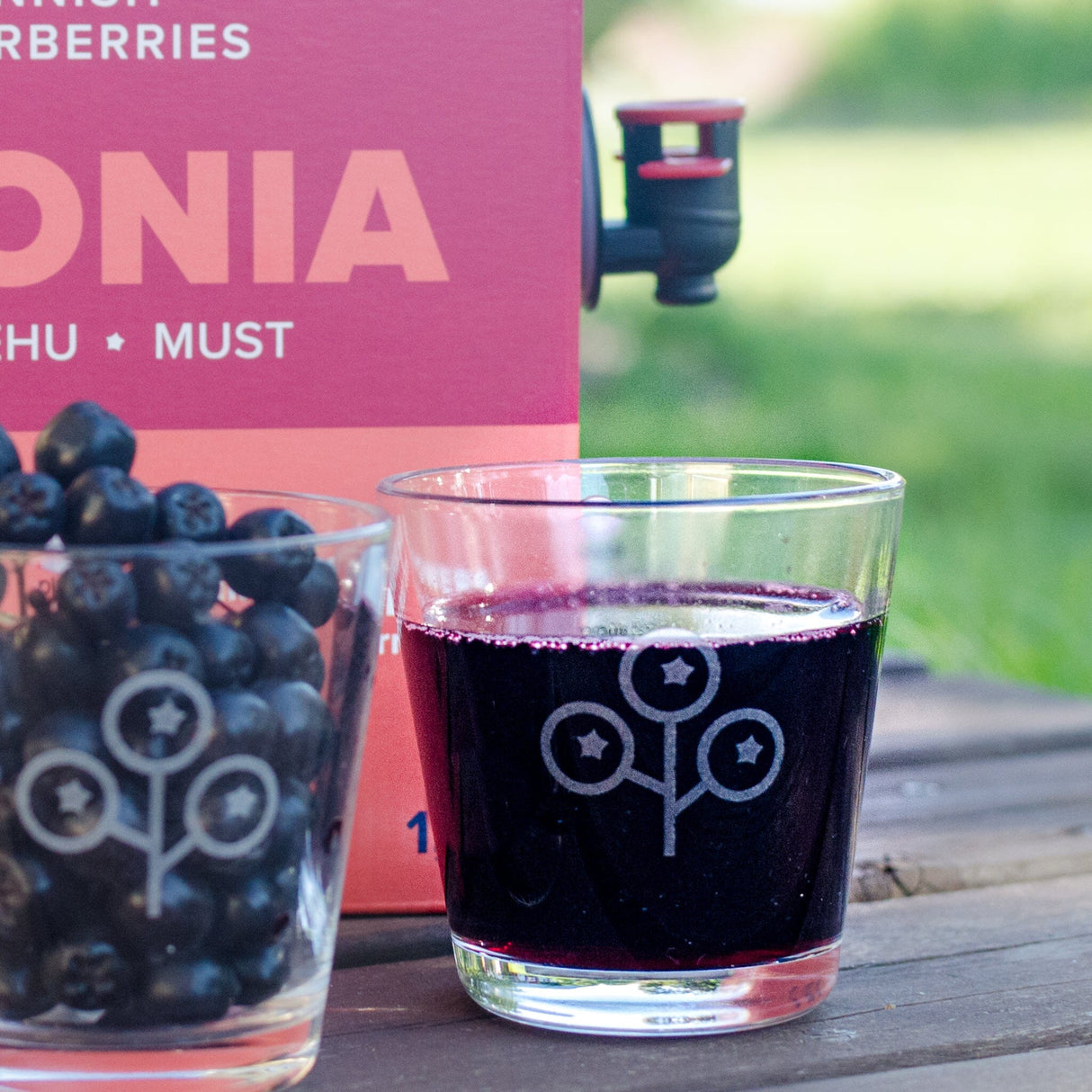 Finnish Superberries Finsk Økologisk Aronia juice 3 liter i rød kartong med glass fylt med bær og juice