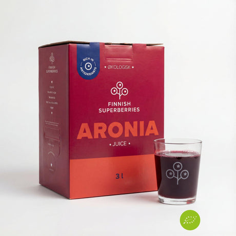 Finnish Superberries Finsk Økologisk Aronia juice 3 liter i rød kartong med glass fylt med mørk rød juice