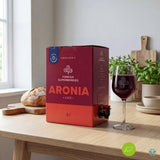 Finnish Superberries Aronia juice 3 liter økologisk kartong på kjøkkenbord med glass og brød i bakgrunnen