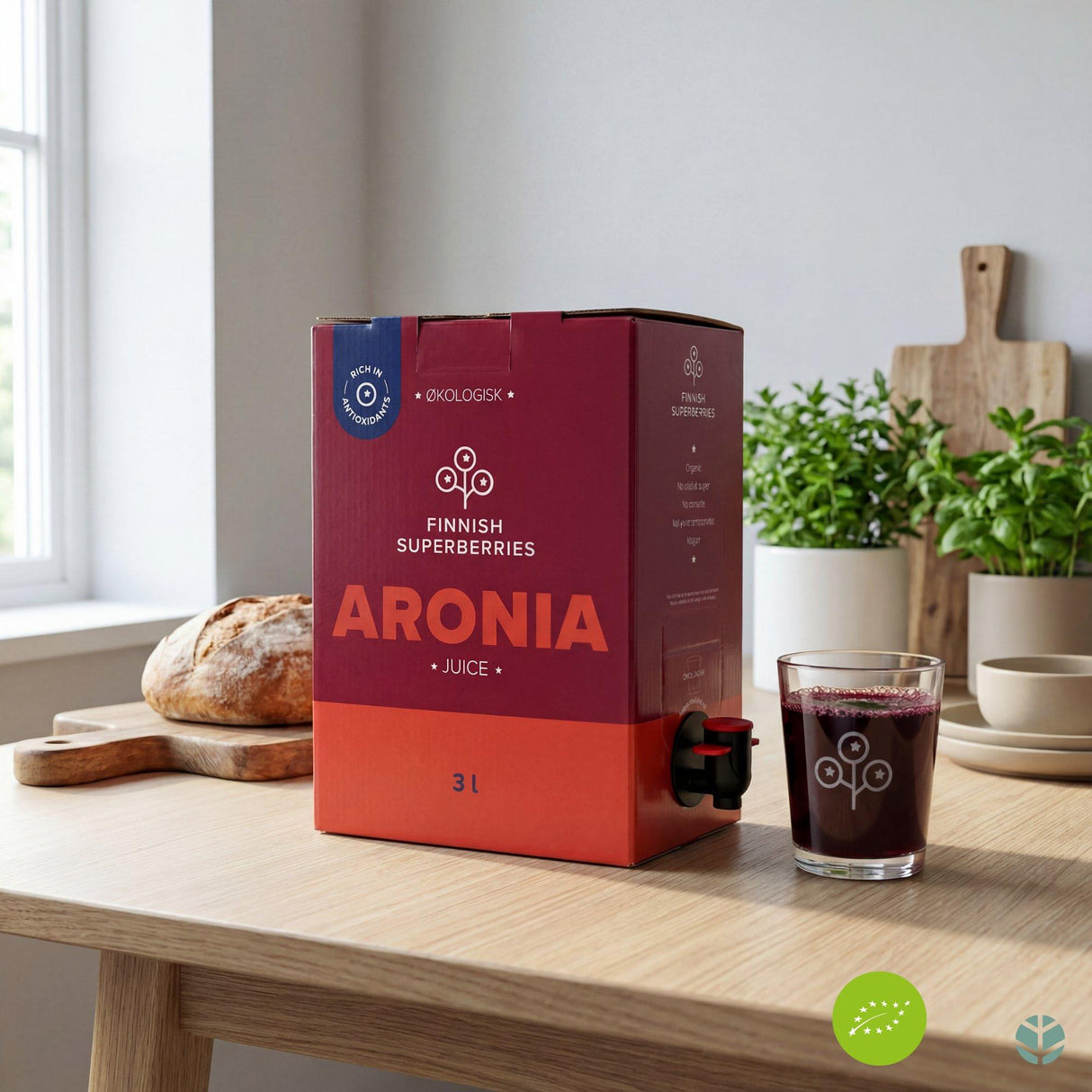 Finnish Superberries Finsk Økologisk Aronia juice 3 liter i rød kartong med tappekran og et glass fylt med juice