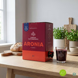 Finnish Superberries Finsk Økologisk Aronia juice 3 liter i rød kartong med tappekran og et glass fylt med juice