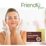 Friendly Soap ansiktssåpe Cocoa Butter 95g i brun pappemballasje, med såpestykket liggende ved siden av i bruk på ansikt
