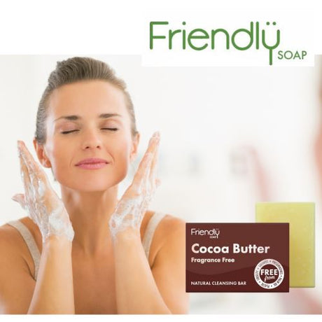Friendly Soap ansiktssåpe Cocoa Butter 95g i brun pappemballasje, med såpestykket liggende ved siden av i bruk på ansikt