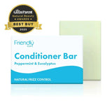 Friendly Soap balsambar Peppermynte og eukalyptus 95g i hvit/blå emballasje, med en lys grønn såpebar bak
