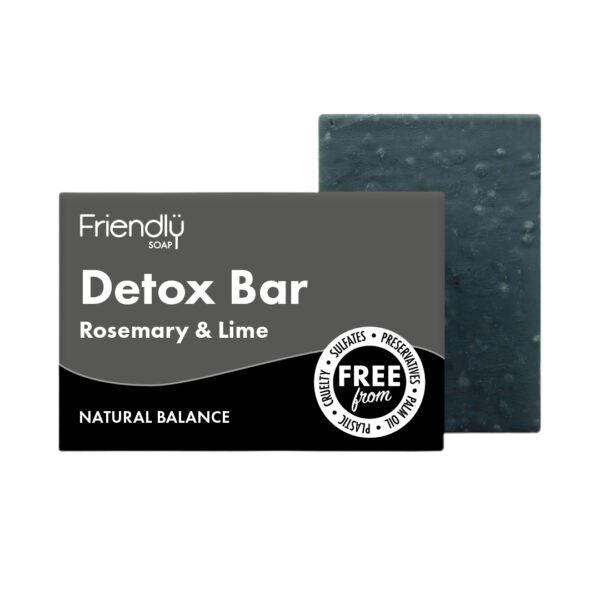 Friendly Soap Detox bar med rosmarin og lime, 95 gram, i svart emballasje og grå såpeblokk, sett forfra