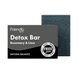 Friendly Soap Detox bar med rosmarin og lime, 95 gram, i svart emballasje og grå såpeblokk, sett forfra