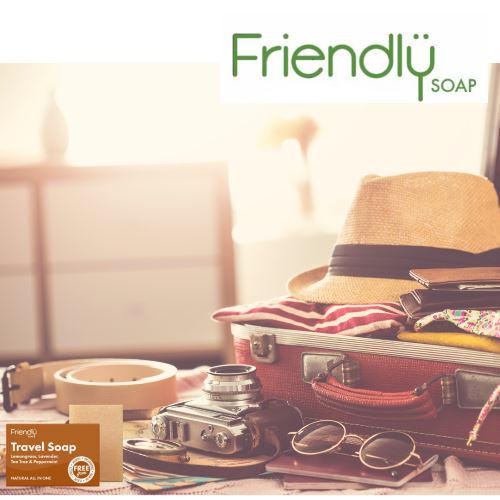 Friendly Soap reisesåpe 95g i lavendel, sitrongress, mynte og tea tree, i bruk på et bord med reiseutstyr