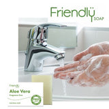 Friendly Soap såpestykke Aloe Vera 95 gram i lys grønn, med hender som vaskes under en kran i bakgrunnen