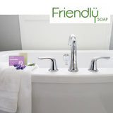 Friendly Soap såpestykke Lavendel 95g i lilla emballasje og grønn såpe, i bruk på et baderom