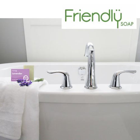 Friendly Soap såpestykke Lavendel 95g i lilla emballasje og grønn såpe, i bruk på et baderom