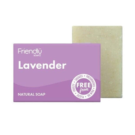 Friendly Soap såpestykke Lavendel 95g i hvit med lilla emballasje, sett fra siden med såpen delvis synlig
