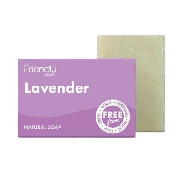 Friendly Soap såpestykke Lavendel 95g i hvit med lilla emballasje, sett fra siden med såpen delvis synlig Suztain.no
