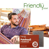 Friendly Soap såpestykke Patchouli & Sandeltre 95g med emballasje, såpe og sandeltre i komposisjon