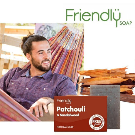 Friendly Soap såpestykke Patchouli & Sandeltre 95g med emballasje, såpe og sandeltre i komposisjon