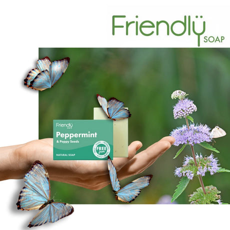 Friendly Soap såpestykke Peppermint & Poppy Seeds (95g) i lys grønn farge, holdt i en hånd med sommerfugler rundt