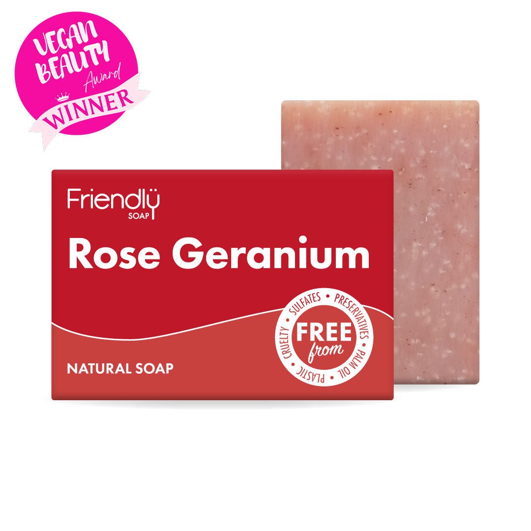 Friendly Soap såpestykke Rose & Geranium (95 g) i rød emballasje og lyserosa såpe med "Vegan Beauty Award Winner" merke